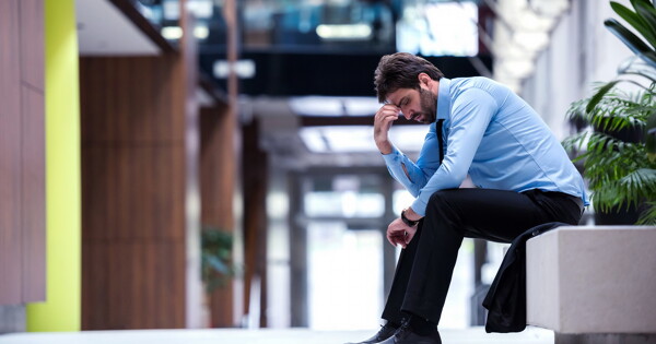 Arbeitnehmer haben Stress und wenig Bewusstsein zu Wellbeing-Programmen Ihrer Arbeitgeber