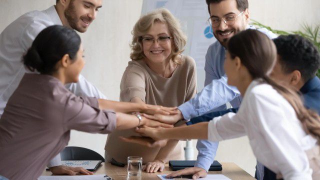 Damit nicht nur Vorurteile gepflegt werden: So geht generationsübergreifende Zusammenarbeit