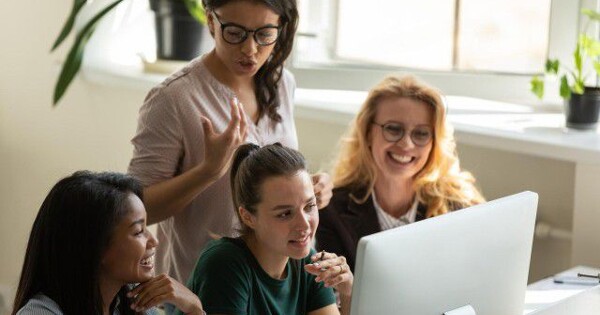 Tipps zur KI-Mitarbeiterförderung: So schliessen Arbeitgeber die Digitalisierungslücke
