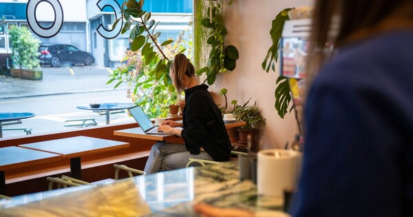 Mit Laptop im Café: Inhaber müssen Regeln erlassen